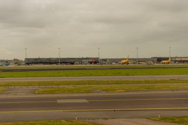 Amsterdam, Schiphol - 22 Haziran 2018: Schiphol havaalanındaki Swissport binasının önüne park edilmiş DHL uçak gemisi
