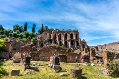Roma, İtalya - 24 Haziran 2018: Roma 'daki Roma Forumundaki antik kalıntılar, Palatine Tepesi
