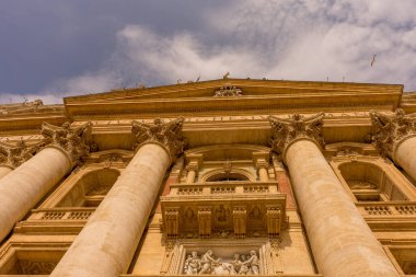 Vatikan Şehri, İtalya - 23 Haziran 2018: Vatikan 'daki St. Peter Meydanı' nda Aziz Peter Bazilikası Cephesi