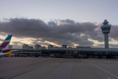 Amsterdam, Schiphol - 22 Haziran 2018: Schiphol havaalanı kontrol kulesi
