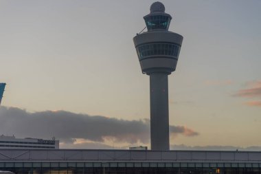 Amsterdam, Schiphol - 22 Haziran 2018: Schiphol havaalanı kontrol kulesi