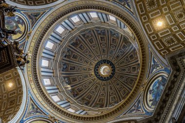 Vatikan Şehri, İtalya - 23 Haziran 2018: Vatikan 'da Aziz Peter Bazilikası' nın tavan kubbesindeki dekorasyon