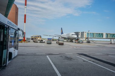 Venedik, İtalya - 01 Temmuz 2018: Cobus ve Lufthansa Venedik, İtalya 'daki Marco Polo havaalanında
