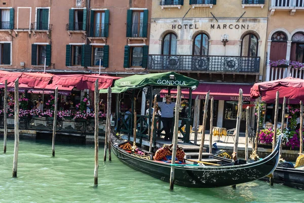 Venise Italie Juin 2018 Les Gondoles Stationnées Long Grand Canal — Photo