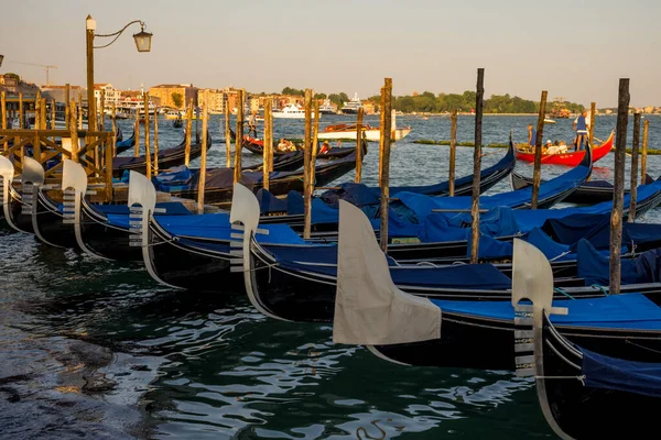 Venedig Italien Juni 2018 Gondolas Förtöjd Markusplatsen Med San Giorgio — Stockfoto