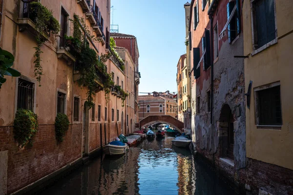 Βενετία Ιταλία Ιουνίου 2018 Γόνδολες Σταθμεύουν Γονδολιέρη Κοντά Στη Γέφυρα — Φωτογραφία Αρχείου