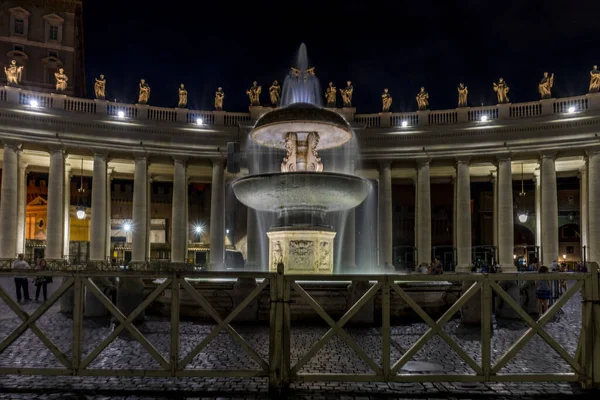 Vatikán Itálie Června 2018 Náměstí Petra Vatikánu Noci Rozsvícena Vodní — Stock fotografie