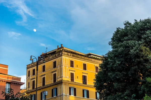 Rome Italië Juni 2018 Maan Schijnt Boven Een Gebouw Bij — Stockfoto