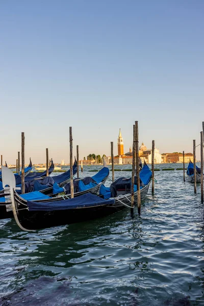 Venedig Italien Juni 2018 Gondolas Förtöjd Markusplatsen Med San Giorgio — Stockfoto