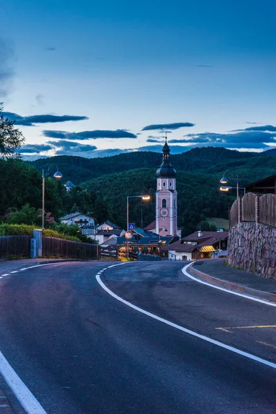 Kastelruth Italien Juni 2018 Kyrkan Valentin Kastelruth Castelrotto Bakgrunden Taggiga — Stockfoto