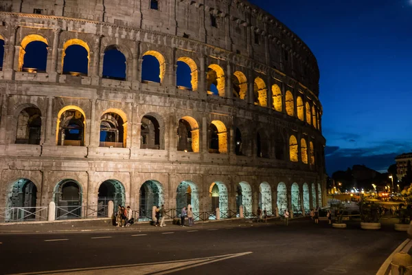 ローマ イタリア 6月2018 大ローマコロッセオの夜 コロッセオ 照明と照明でフラビアン円形劇場としても知られています — ストック写真