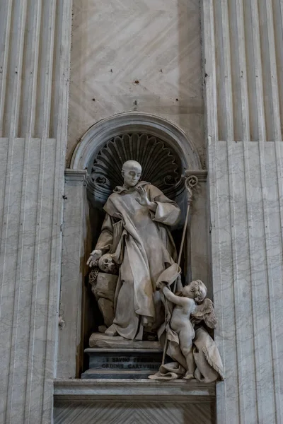 Ватикан Италия Июня 2018 Года Мраморная Статуя Святым Ангелом Интерьере — стоковое фото