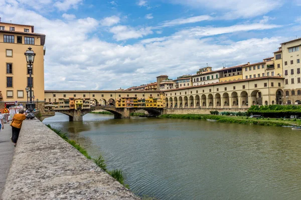 意大利佛罗伦萨 2018年6月25日 意大利佛罗伦萨阿尔诺河上的维乔桥 — 图库照片
