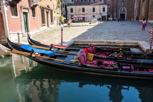 Venise Italie Juin 2018 Les Gondoles Garées Long Grand Canal — Photo