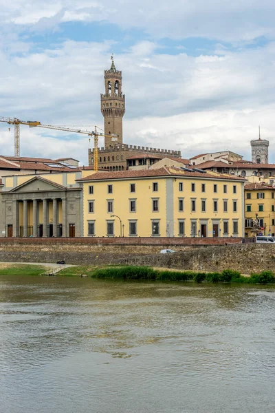 意大利佛罗伦萨 2018年6月25日 意大利佛罗伦萨阿尔诺河畔的Vecchio宫 — 图库照片