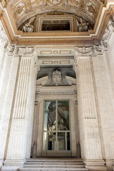 바티칸 이탈리아 2018 바티칸 시국의 베드로 광장에 바실리카의 입단식 — 스톡 사진