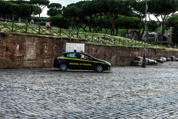 Rome Italië Juni 2018 Een Pantserwagen Buiten Het Romeinse Colosseum — Stockfoto