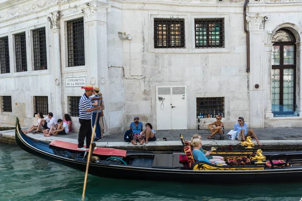 Venise Italie Juin 2018 Gondolier Emmenant Des Touristes Gondole Long — Photo