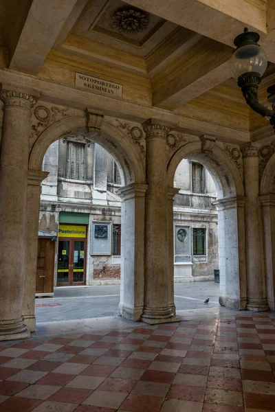 Venecia Italia Julio 2018 Sotoportego Eminian Poste Italiane Oficina Correos —  Fotos de Stock