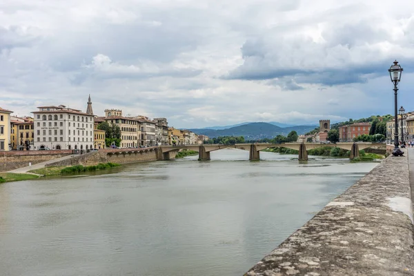 イタリア フィレンツェ 2018年6月25日 フィレンツェの街並みと街並みをイタリア アルノ川に望む — ストック写真