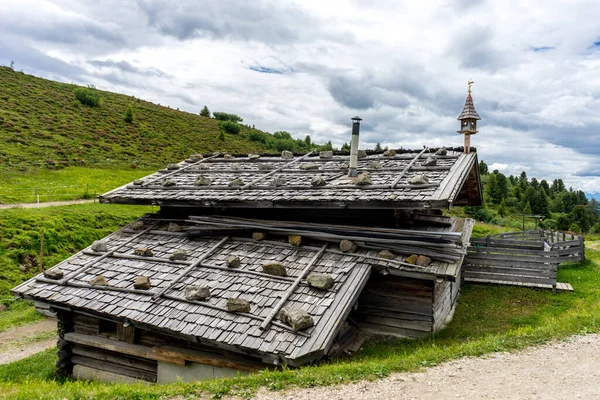 Seiser Alm イタリア June 2018 イタリアのAlpe SiusiのSassolungo Langkofel DolomiteとSeiser Almの斜面の農家 — ストック写真