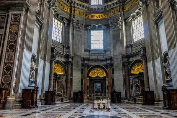 イタリア バチカン市国 2018年6月23日 クリスチャン シスターズ ナンズがバチカンのサン ピエトロ広場にあるサン ピエトロ大聖堂のインテリア — ストック写真