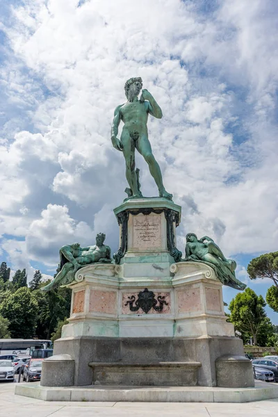 Florence, İtalya - 25 Haziran 2018: Michelangelo David 'in Floransa' daki Piazzale Michelangelo Meydanı 'ndaki heykelinin turistleri