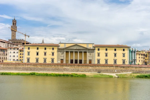 意大利佛罗伦萨 2018年6月25日 意大利佛罗伦萨阿尔诺河畔的Vecchio宫 — 图库照片