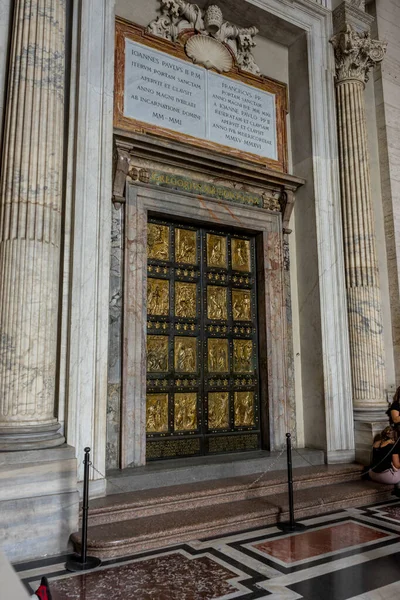 Europa Itália Roma Cidade Vaticano Close Uma Porta Frente Edifício — Fotografia de Stock