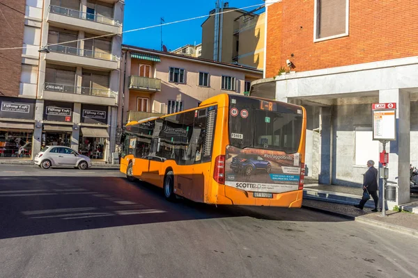 Πίζα Ιταλία Ιουνίου 2018 Πορτοκαλί Λεωφορείο Στην Πίζα Ιταλία — Φωτογραφία Αρχείου