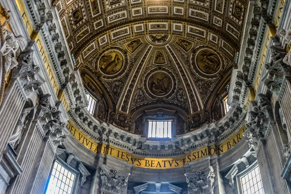 意大利梵蒂冈 2018年6月23日 梵蒂冈圣彼得大教堂天花板上的装饰 — 图库照片