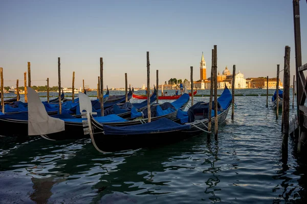 Venetië Italië Juni 2018 Gondels Afgemeerd Het San Giorgio Maggiore — Stockfoto