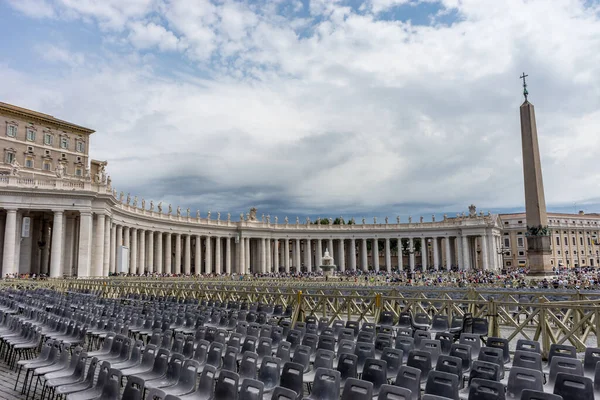 Vatikánváros Olaszország 2018 Június Székek Vatikánvárosi Szent Péter Tér Oszlopsorai — Stock Fotó