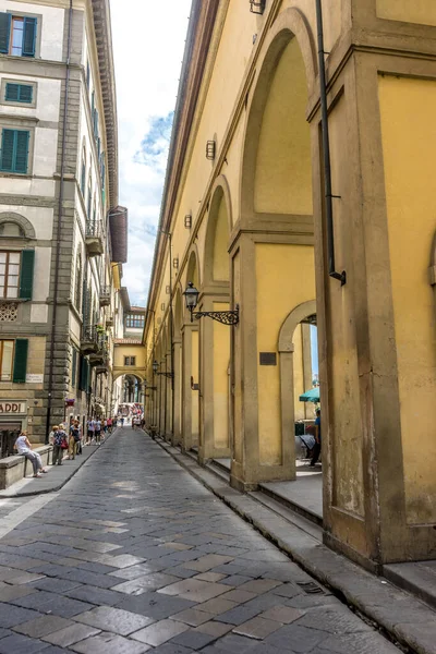 Florencia Italia Junio 2018 Turistas Estrecha Calle Empedrada Florencia Italia —  Fotos de Stock
