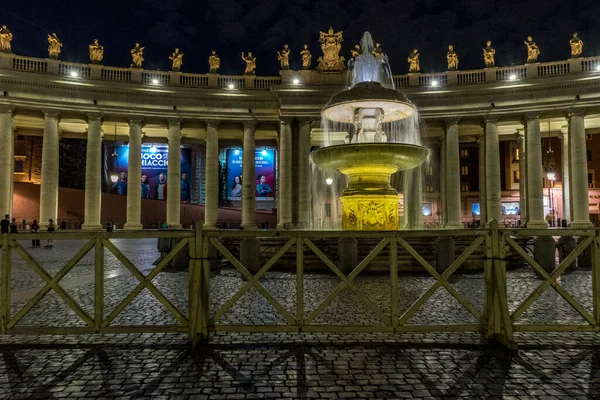 Cidade Vaticano Itália Junho 2018 Fonte Água Iluminada Praça São — Fotografia de Stock