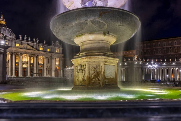 2018年6月23日 梵蒂冈圣彼得广场 Peters Square 的饮水机在夜间被点燃 — 图库照片
