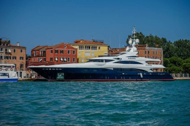 Venedik, İtalya - 01 Temmuz 2018: Venedik, İtalya 'daki Büyük Kanal boyunca gemi turu