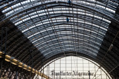 Frankfurt, Almanya - 30 Mayıs 2018: Frankfurt, Almanya Deutsche Bahn BahnHof tren istasyonu
