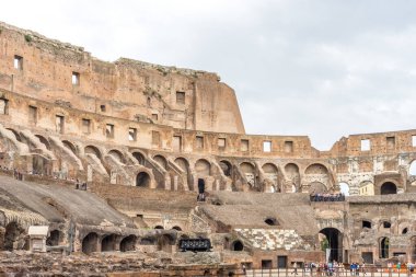 Roma, İtalya - 23 Haziran 2018: Roma Kolezyumu 'nun (Kolezyum, Colosseo) iç kesimi, Flavian Amfitiyatrosu olarak da bilinir. Ünlü dünya simgesi. Manzaralı şehir manzarası.
