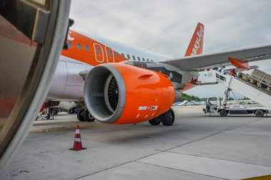 Venedik, İtalya - 01 Temmuz 2018: Venedik, İtalya 'daki Marco Polo havaalanındaki kolay jet uçakları