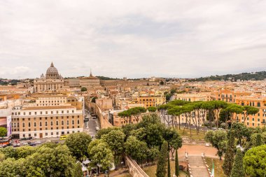 Roma, İtalya - 23 Haziran 2018: Via della Conciliazione caddesi Hadrian anıtı Sant Angelo Kalesi 'ne doğru. Ünlü dünya simgesi. Manzaralı şehir manzarası.