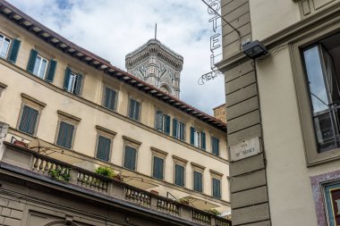 Florence, İtalya - 25 Haziran 2018: İtalya 'nın Arno Nehri yakınlarındaki Floransa' da Medici Oteli