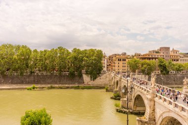 Roma, İtalya - 23 Haziran 2018: Roma, İtalya 'da Ponte Sant Angelo yakınlarındaki Tiber Nehri