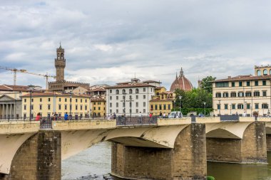 Floransa, İtalya - 25 Haziran 2018: Floransa, İtalya 'da Arno nehri üzerindeki köprü