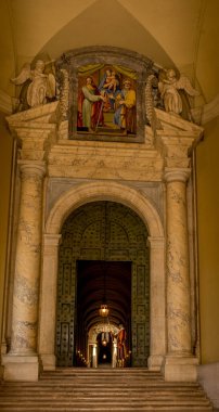 Vatikan Şehri, İtalya - 23 Haziran 2018: Vatikan şehrinde bir kapının önünde duran İsviçreli muhafız