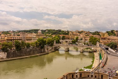 Roma, İtalya - 23 Haziran 2018: Tiber nehri ve köprüsü ile Roma şehri Hadrian Anıtmezarı Castel Sant Angelo 'dan izlendi
