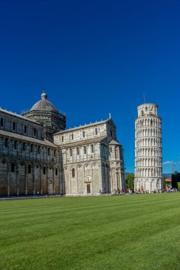 Pisa, İtalya - 25 Haziran 2018: İtalya 'nın Toskana kentindeki Camposanto mezarlığı Piazza del Miracoli Duomo Meydanı' ndaki eğimli sidik kulesi
