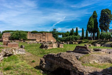 Roma, İtalya - 24 Haziran 2018: Roma 'daki Roma Forumundaki antik kalıntılar, Palatine Tepesi