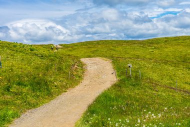 Seiser Alm, İtalya - 29 Haziran 2018: Sassolungo Langkofel Dolomite, Alpe Di Siusi ile birlikte İtalya 'da Seiser Alm yürüyüşü