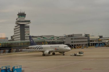 Amsterdam, Schiphol - 22 Haziran 2018: Schiphol havaalanında hava ekibi uçağı